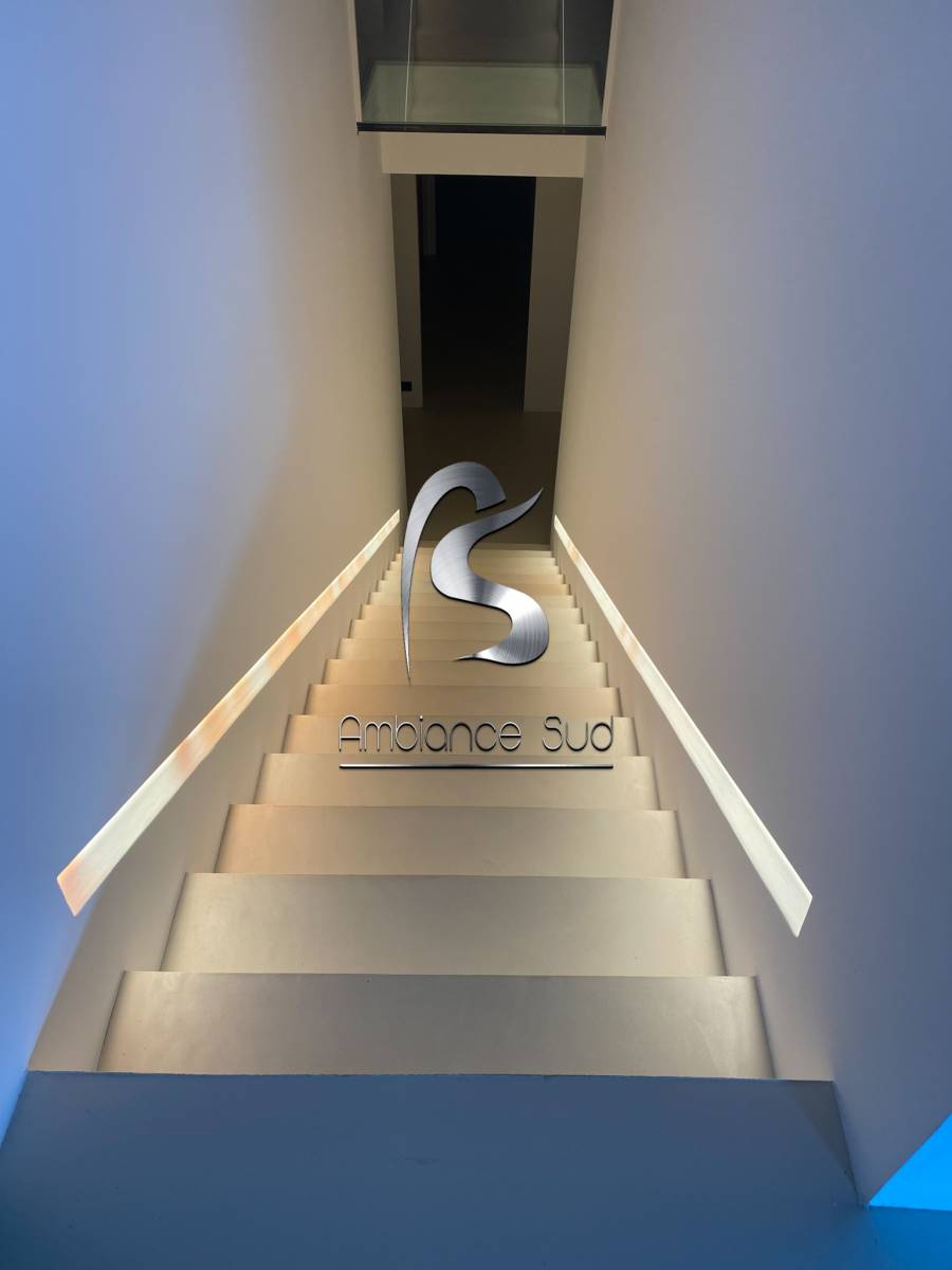 Recouvrir un escalier en carrelage avec l’application d’un béton ciré à Saint Tropez dans le Var