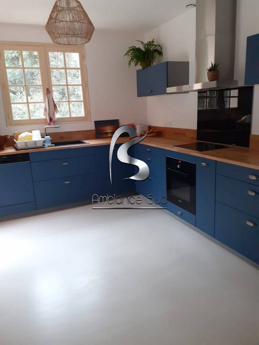 Pose de béton ciré pour sol de cuisine près de Brignoles dans le Var 83