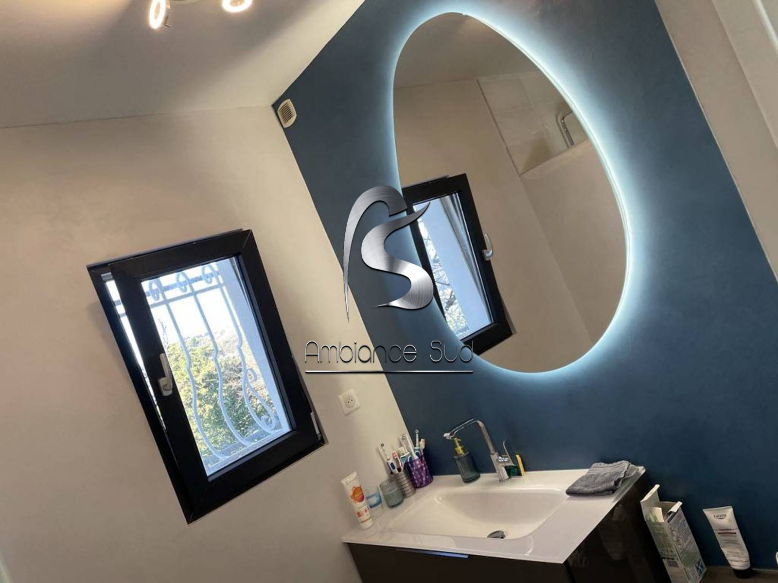 Béton ciré pour salle d’eau blanche et bleue à Six-Fours