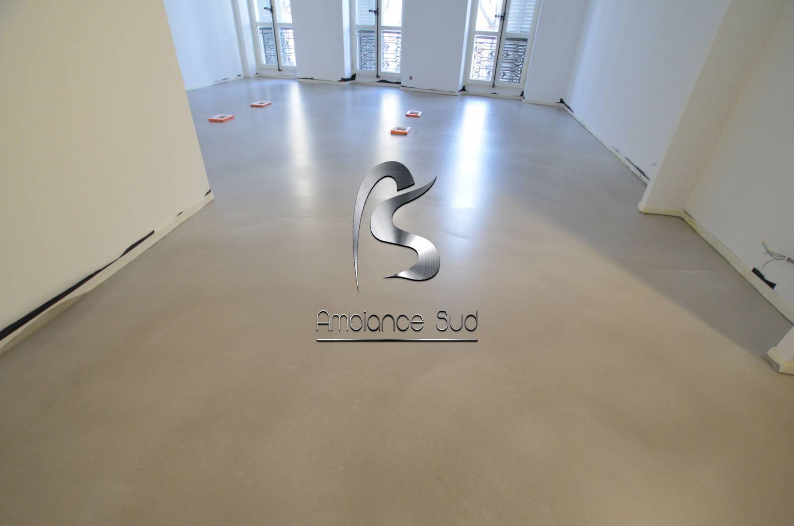 SOL EN BÉTON CIRE COULE DÉCORATIF À MARSEILLE 13