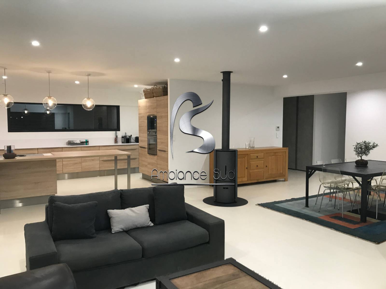 AMBIANCE SUD BETON CIRE COULE MAUSSANNE A COTE DE SALON