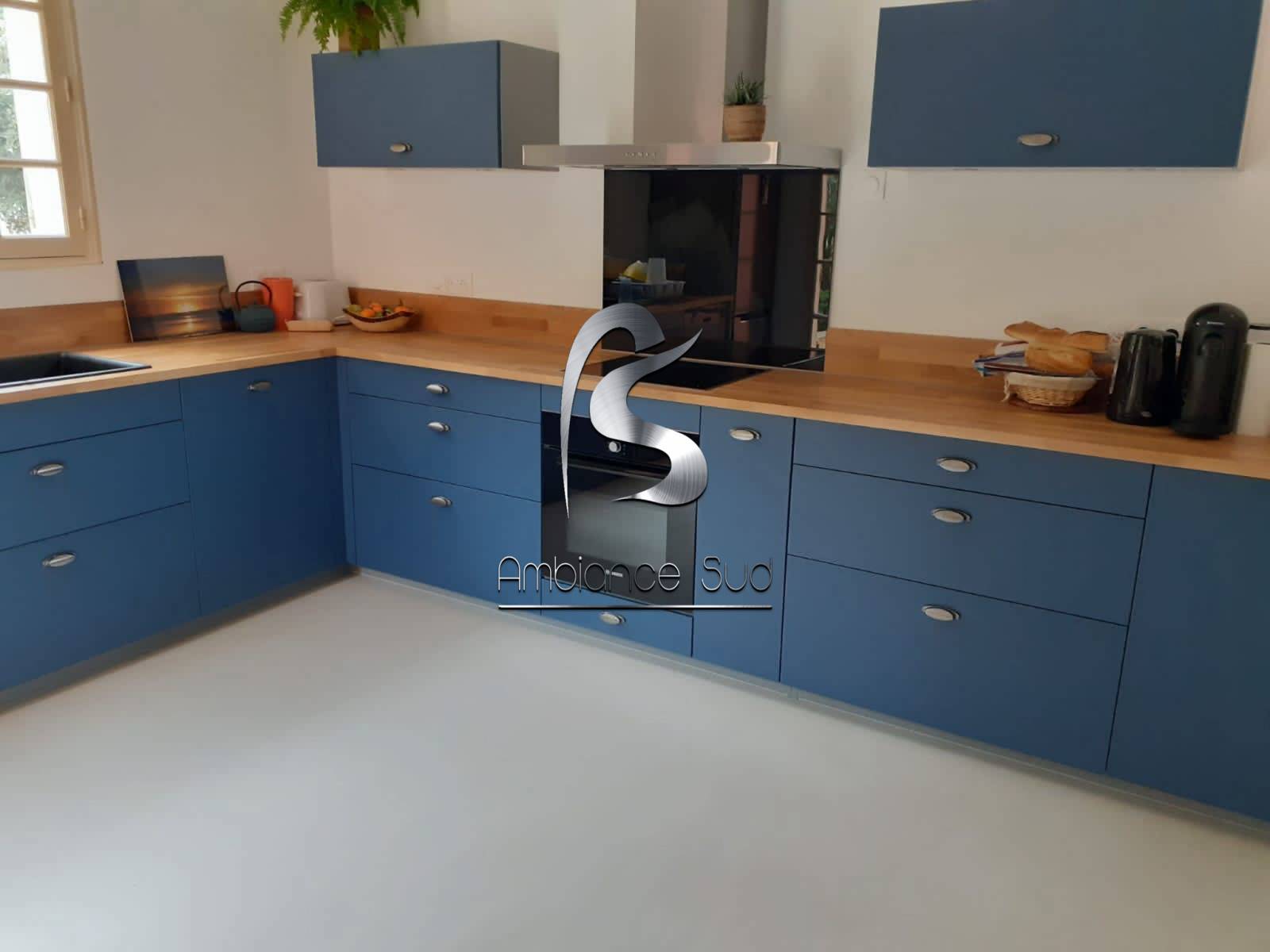 Pose de béton ciré pour sol de cuisine à Saint-Maximin-la-Sainte-Baume dans le Var 83