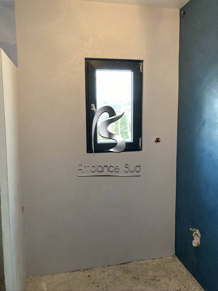 Pose de béton ciré taloché pour salle de bain colorée Ollioules Var 83