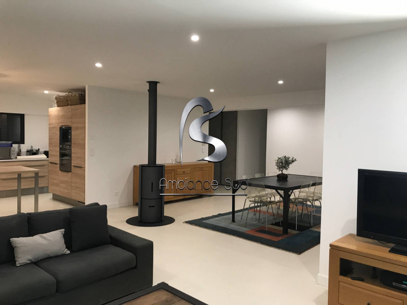 AMBIANCE SUD BETON CIRE COULE MAUSSANNE A COTE DE SALON