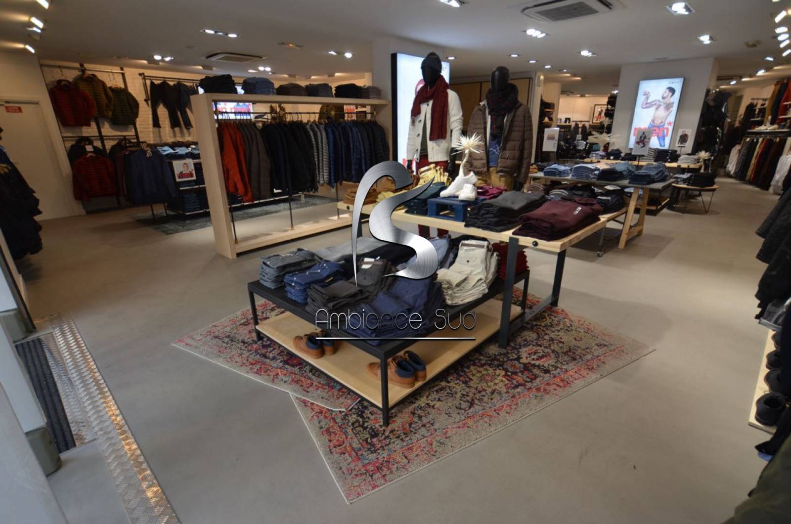 SOL DECORATIF EN BETON COULE SUR ANTIBES COTE D'AZUR