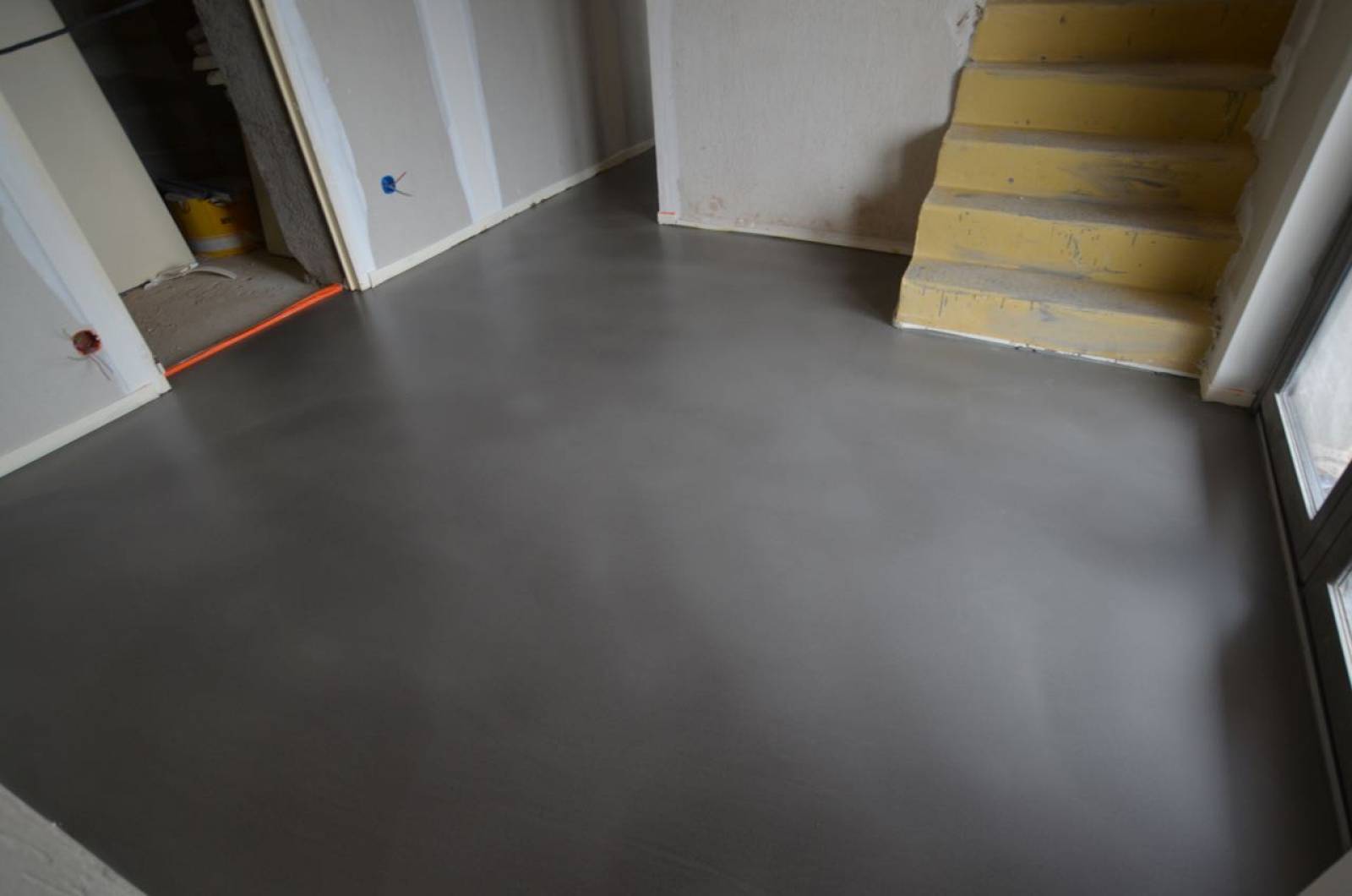 SOL DECORATIF EN BETON CIRE COULE ROUSSILLON