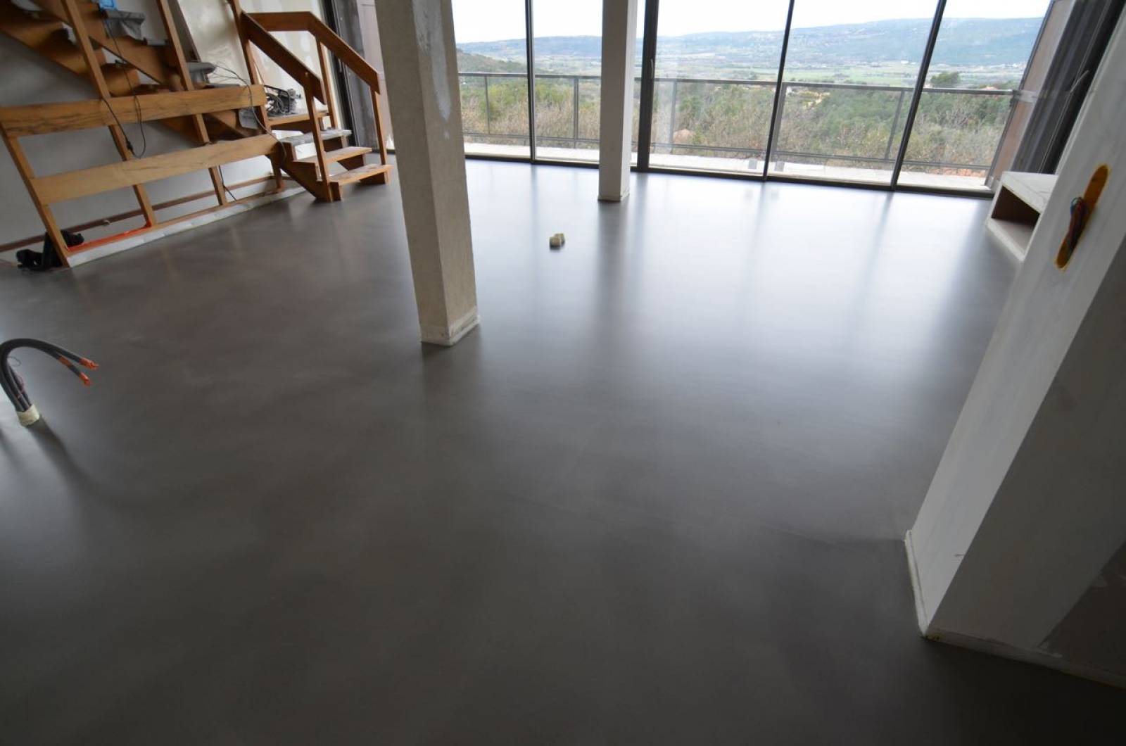 SOL DECORATIF EN BETON CIRE COULE ROUSSILLON