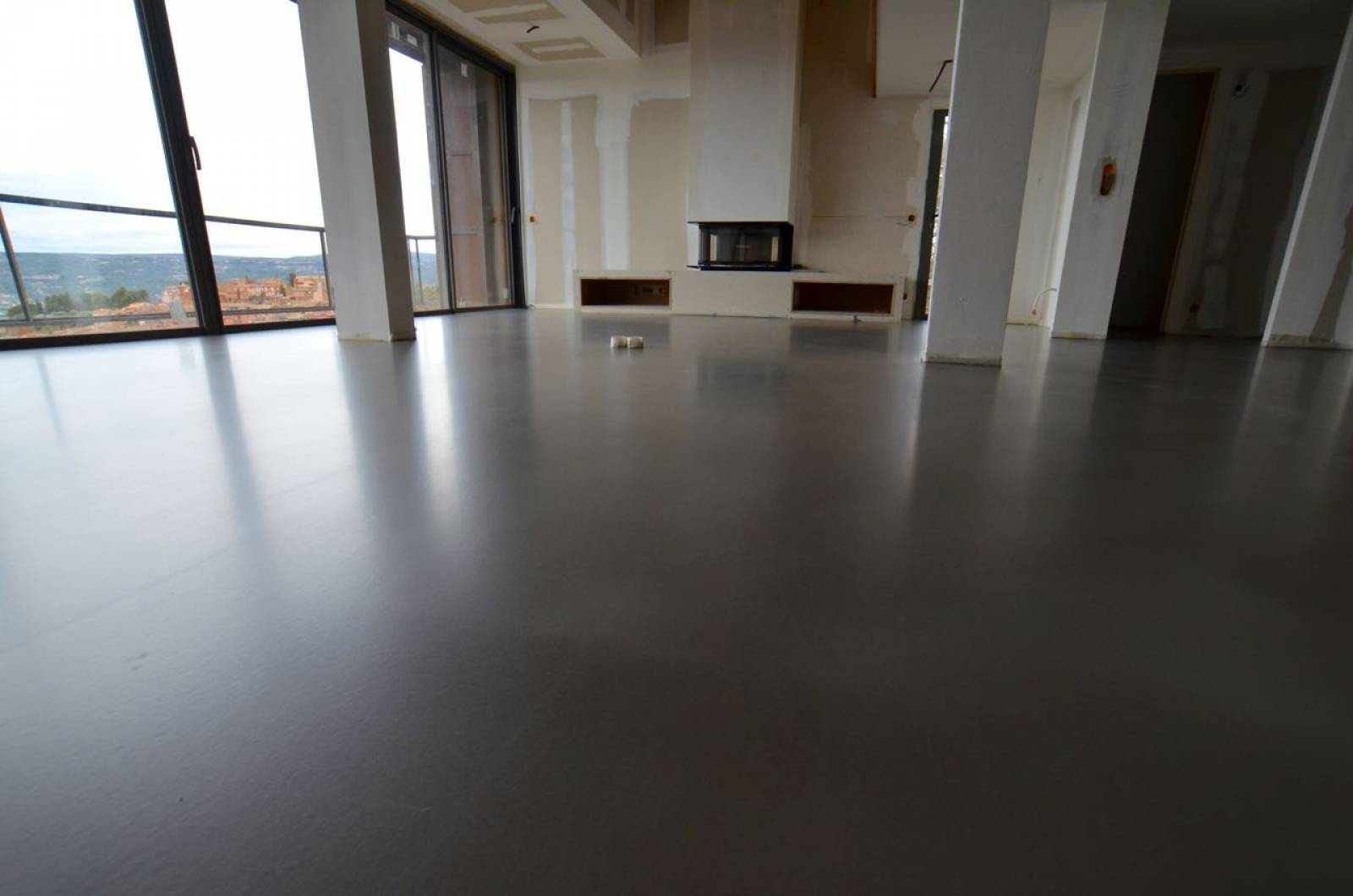 SOL DECORATIF EN BETON CIRE COULE ROUSSILLON