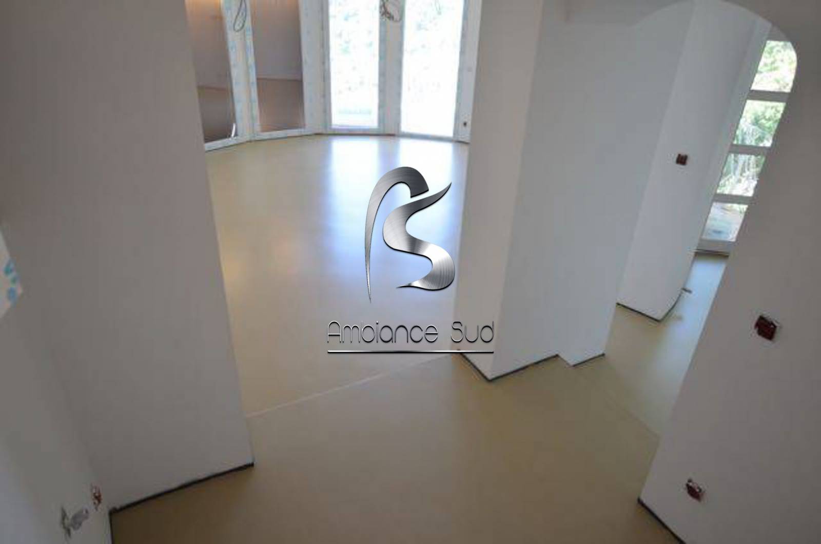 SOL en béton ciré coulé industriel teinté à CABRIS près de Cannes