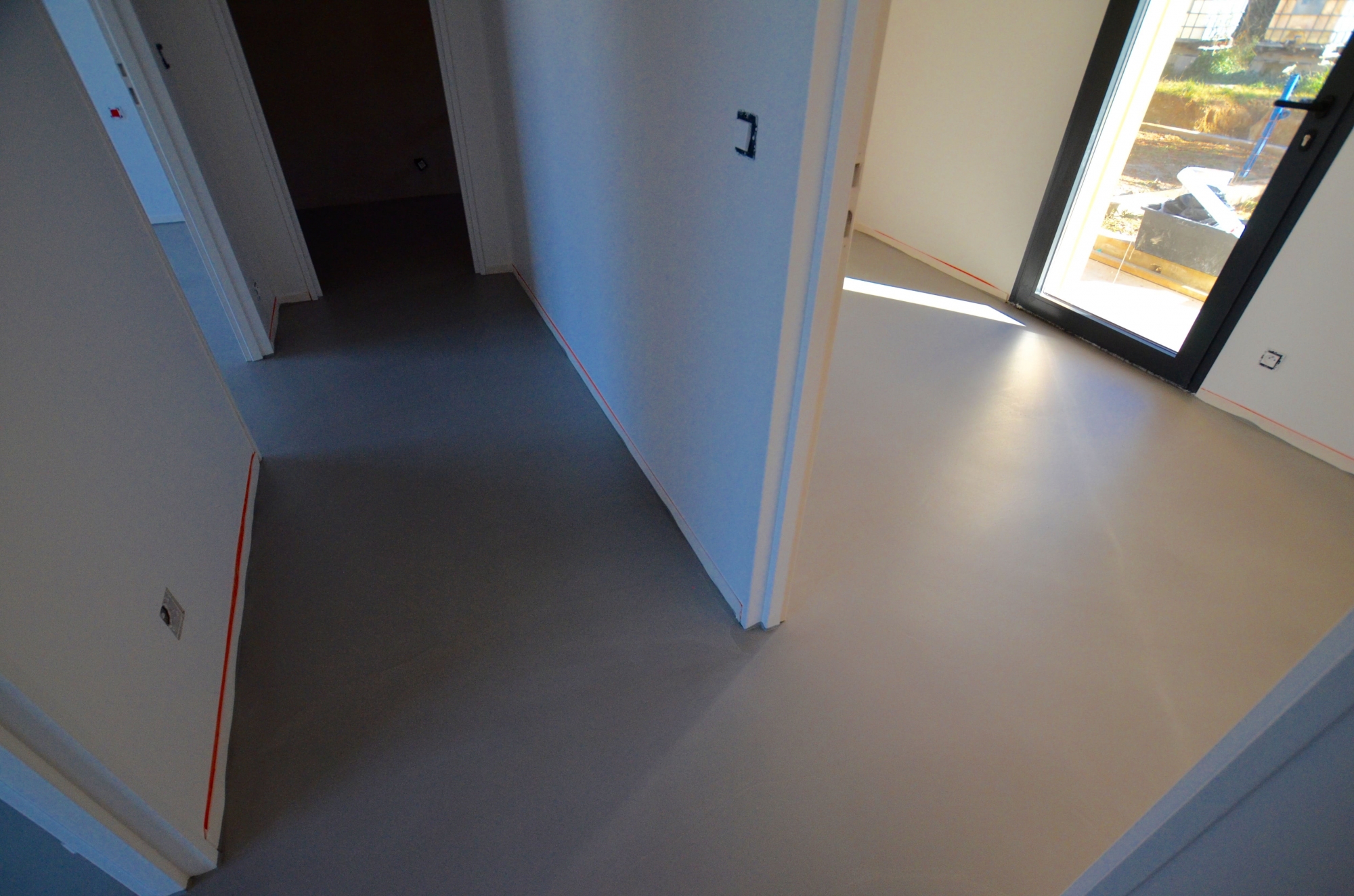 SOL EN BÉTON CIRÉ COULE AVEC UNE CHAPE MINCE FIBRE TEINTE A GEMENOS 13