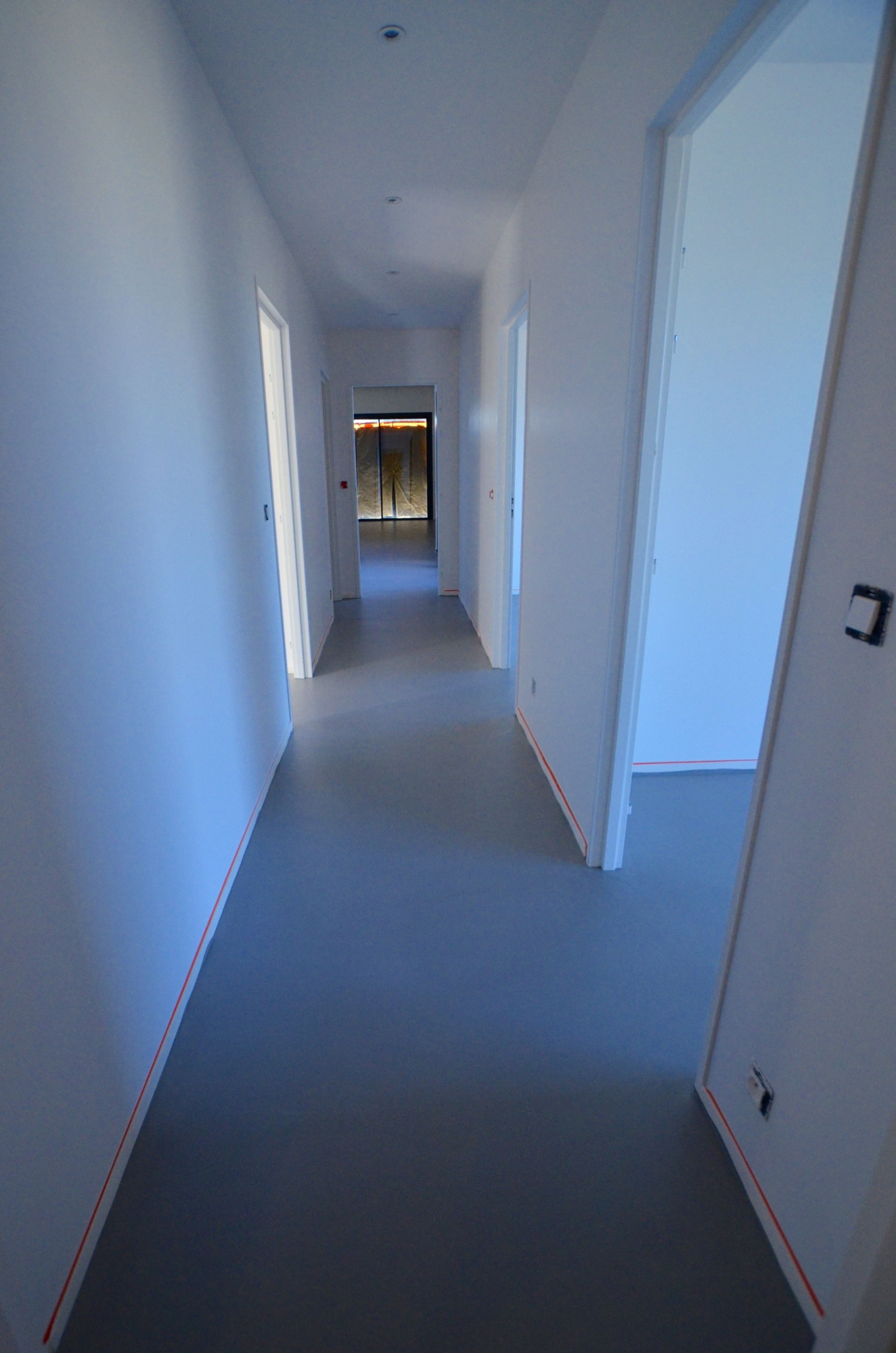 SOL EN BÉTON CIRÉ COULE AVEC UNE CHAPE MINCE FIBRE TEINTE A GEMENOS 13