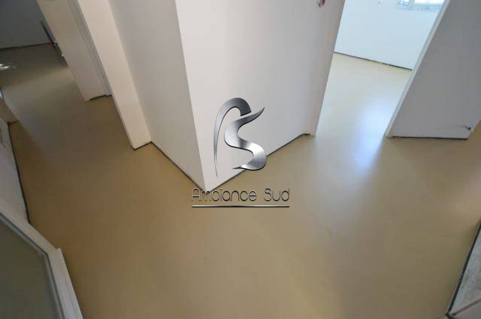 SOL en béton ciré coulé industriel teinté à CABRIS près de Cannes