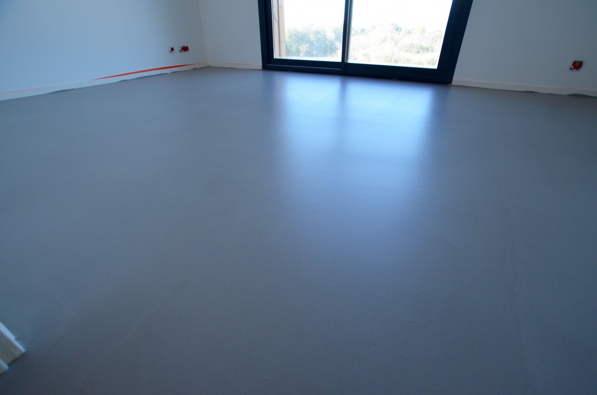 SOL EN BÉTON CIRÉ COULE AVEC UNE CHAPE MINCE FIBRE TEINTE A GEMENOS 13