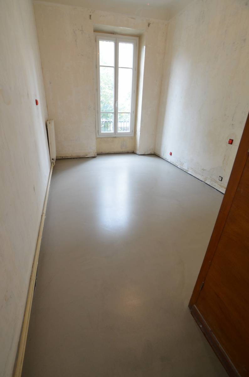 Réfection de sols carrelés en béton ciré authentique d’un appartement à Toulon