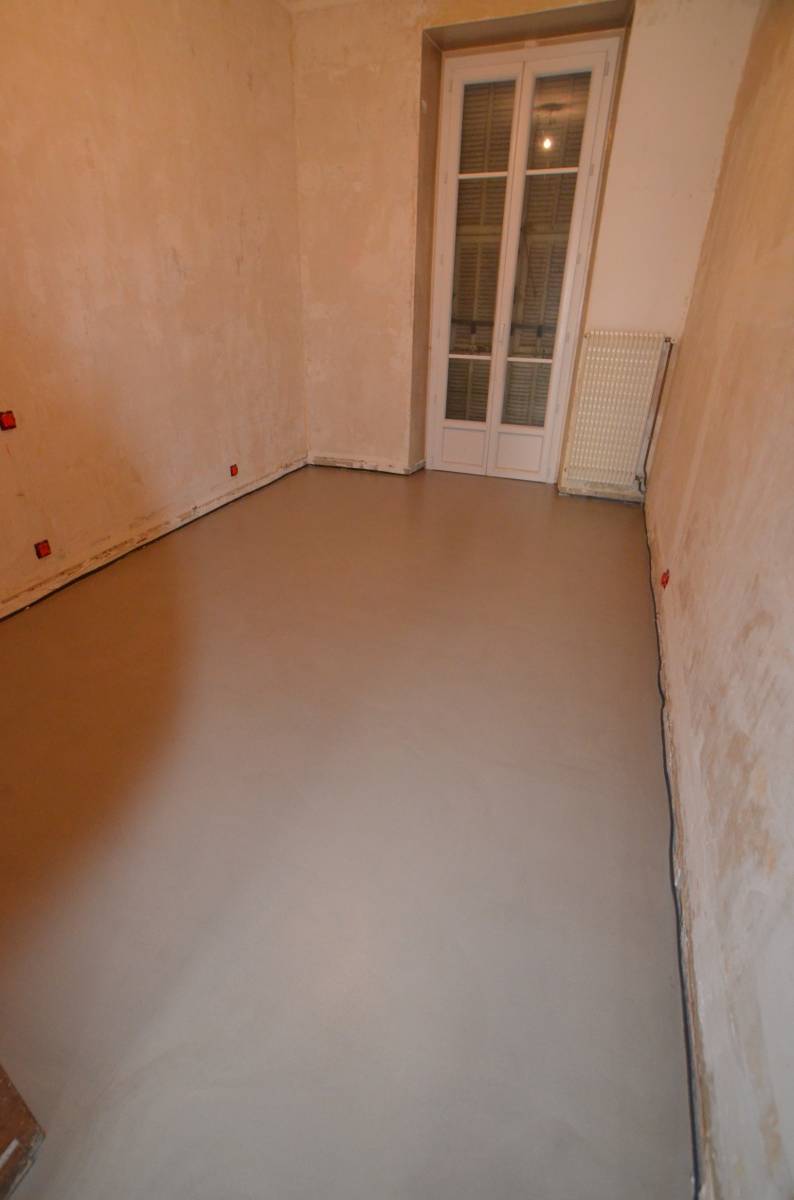 Béton ciré sur sol carrelé proche de La Seyne sur Mer Var 83