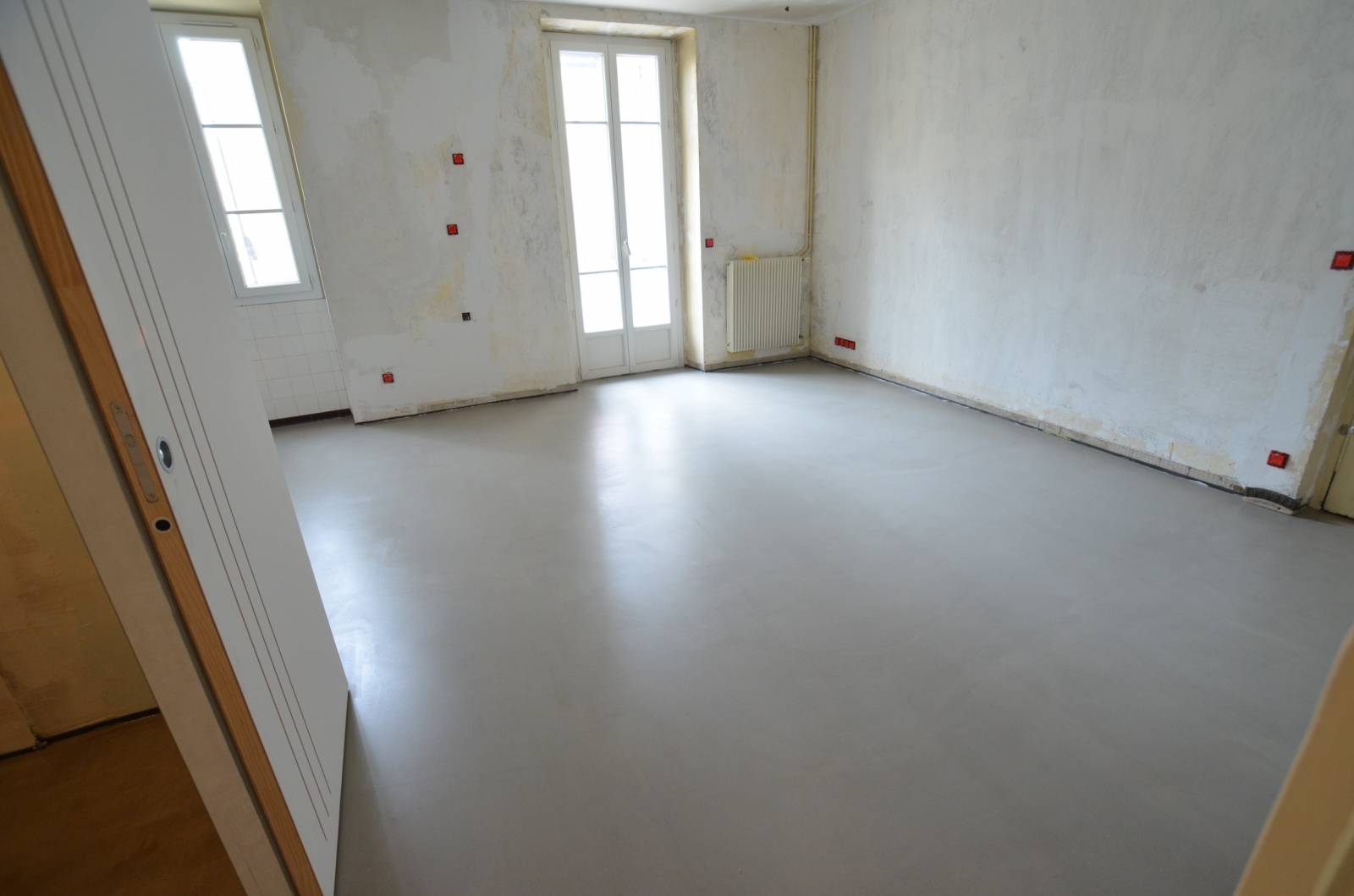 Rénovation béton ciré sur sol carrelé près de Toulon dans le Var