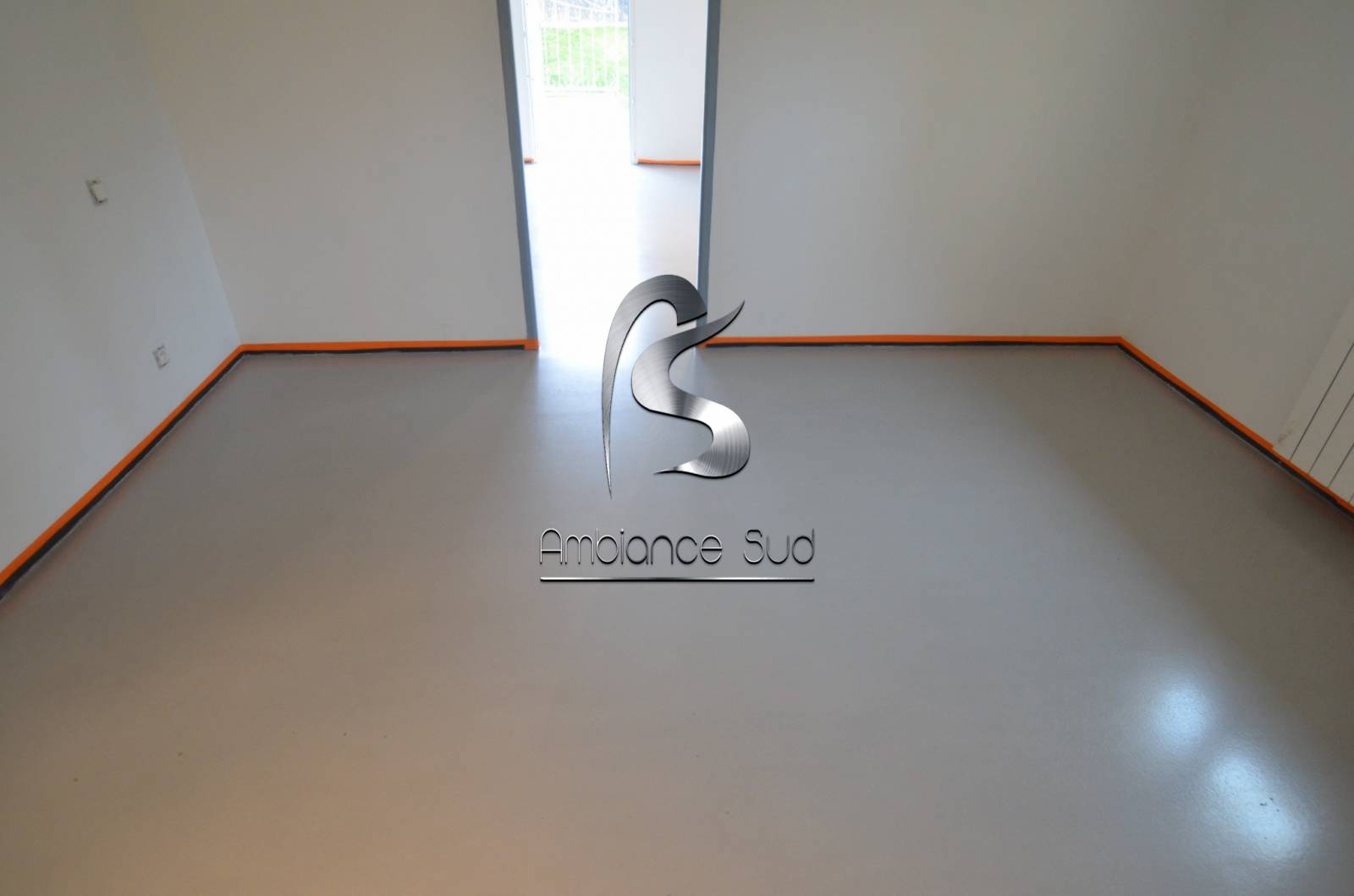 Sol en béton ciré coulé par un artisan expert dans le Var 83 près de Six-Fours-les-Plages