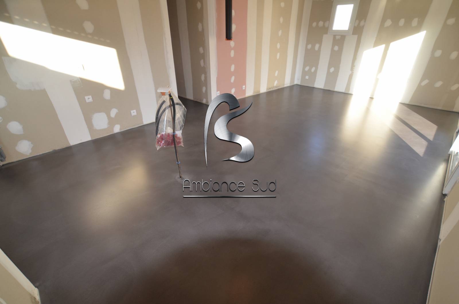 SOL EN BETON CIRE A ST MAXIME