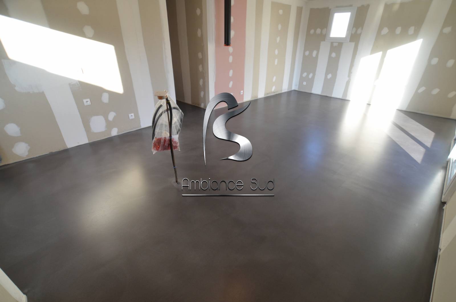 SOL EN BETON CIRE A ST MAXIME