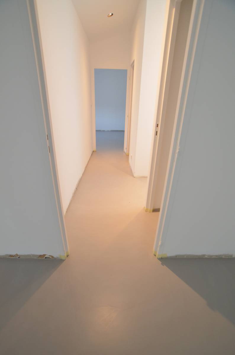 Béton ciré pour accès salle de bain à Roquebrune sur Argens