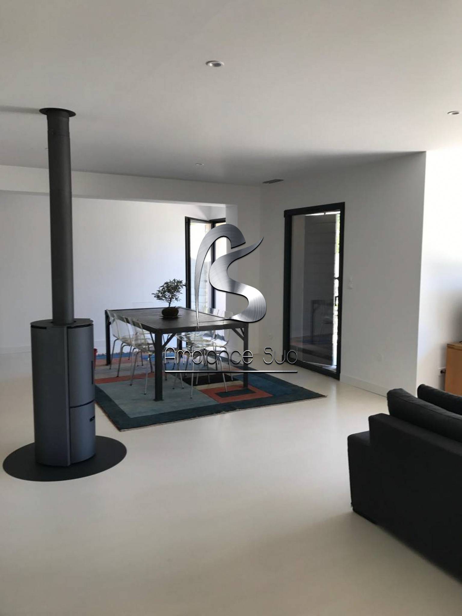 AMBIANCE SUD BETON CIRE COULE MAUSSANNE A COTE DE SALON