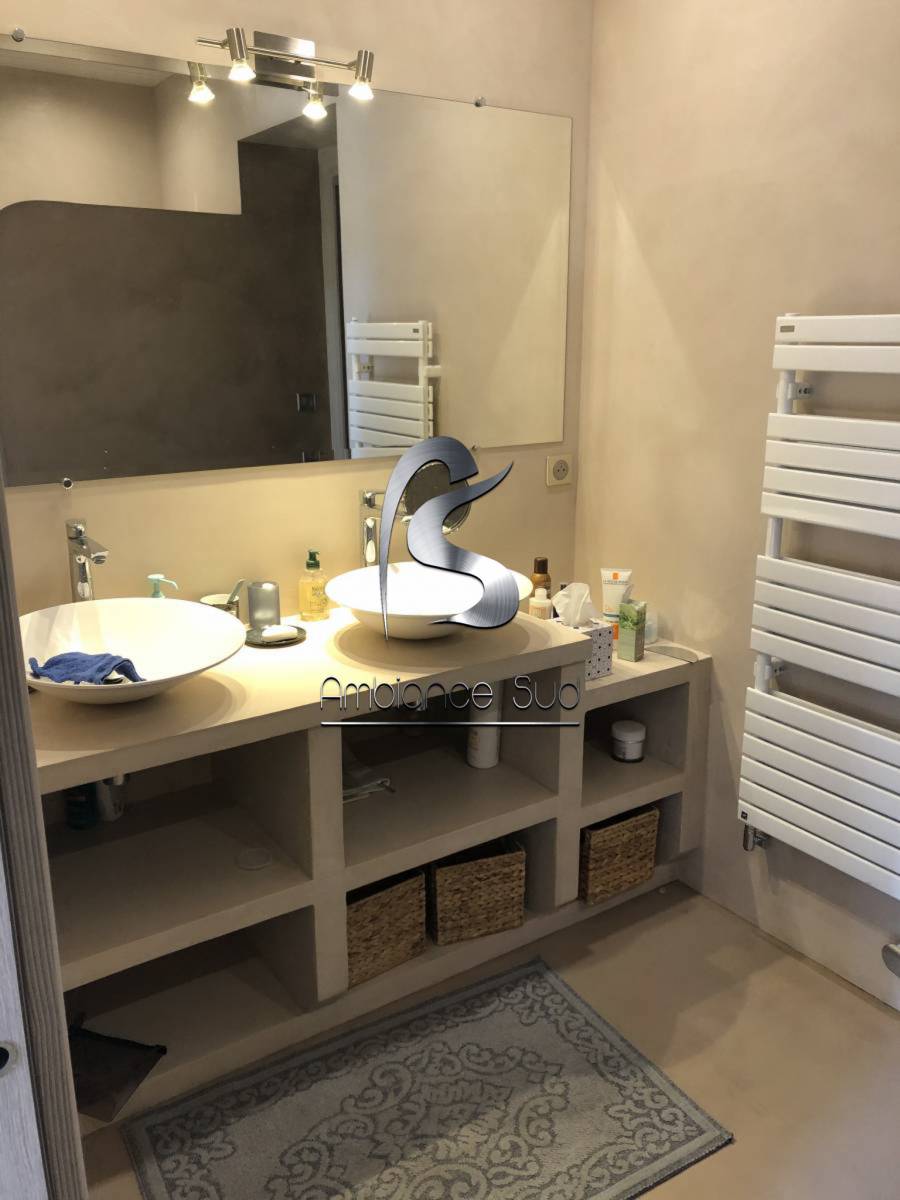 Salle de bain en béton ciré taloché proche de La Seyne-sur-Mer Var 83