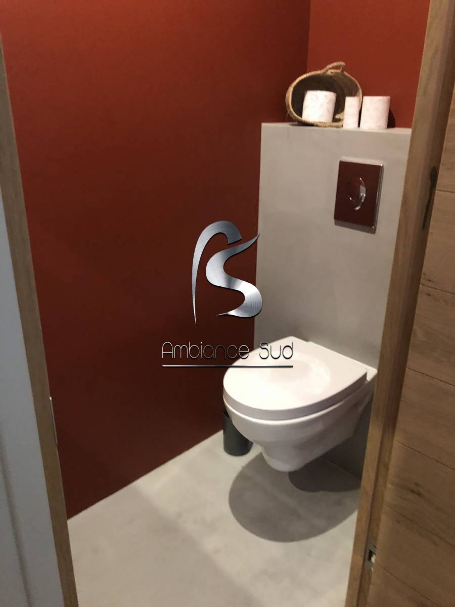 Rénovation sol et mur en béton ciré wc à Sanary-sur-Mer