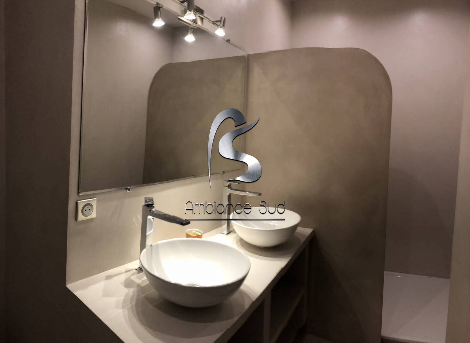 Béton ciré taloché pour salle de bain par un professionnel près de Sanary-sur-Mer 83 Var