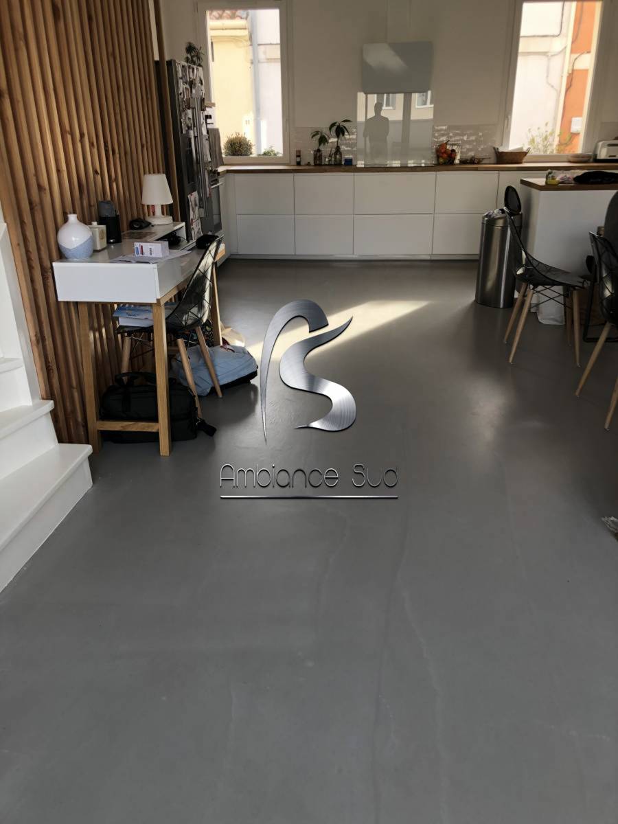 Pose professionnelle de béton ciré près de Saint-Cyr-sur-Mer Var 83