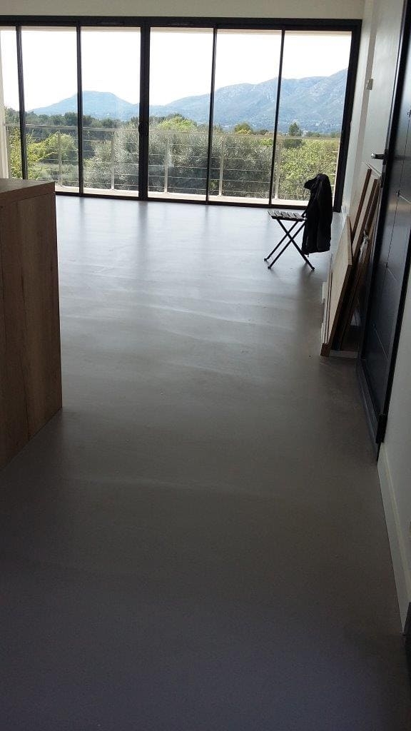 SOL EN BÉTON CIRÉ COULE AVEC UNE CHAPE MINCE FIBRE TEINTE A GEMENOS 13