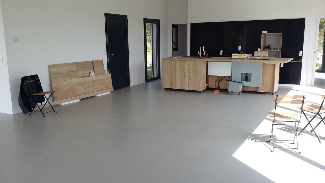 SOL EN BÉTON CIRÉ COULE AVEC UNE CHAPE MINCE FIBRE TEINTE A GEMENOS 13