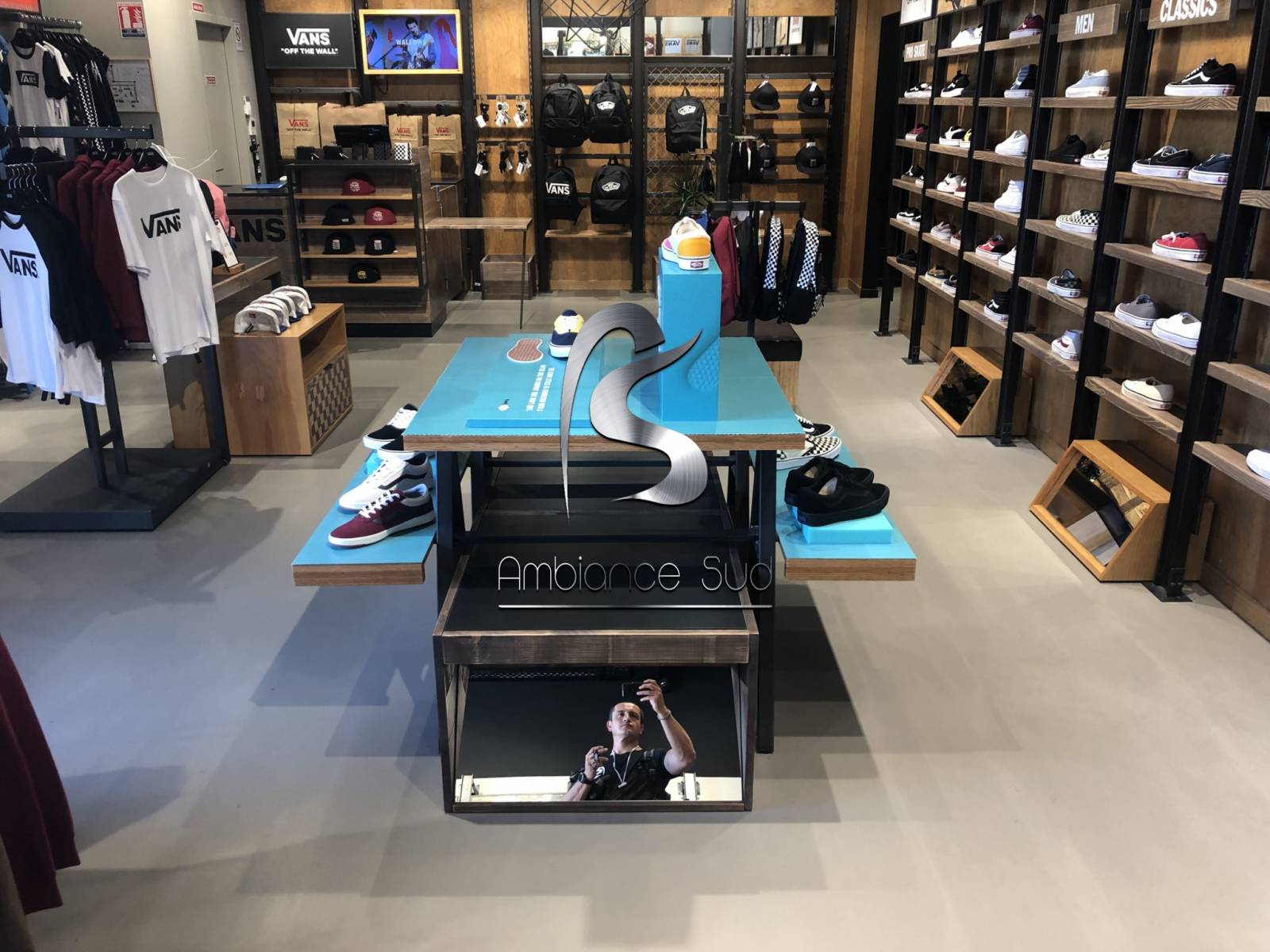 SOL EN BÉTON CIRÉ COULE AVEC UNE CHAPE MINCE FIBRE TEINTE A TOULON 83