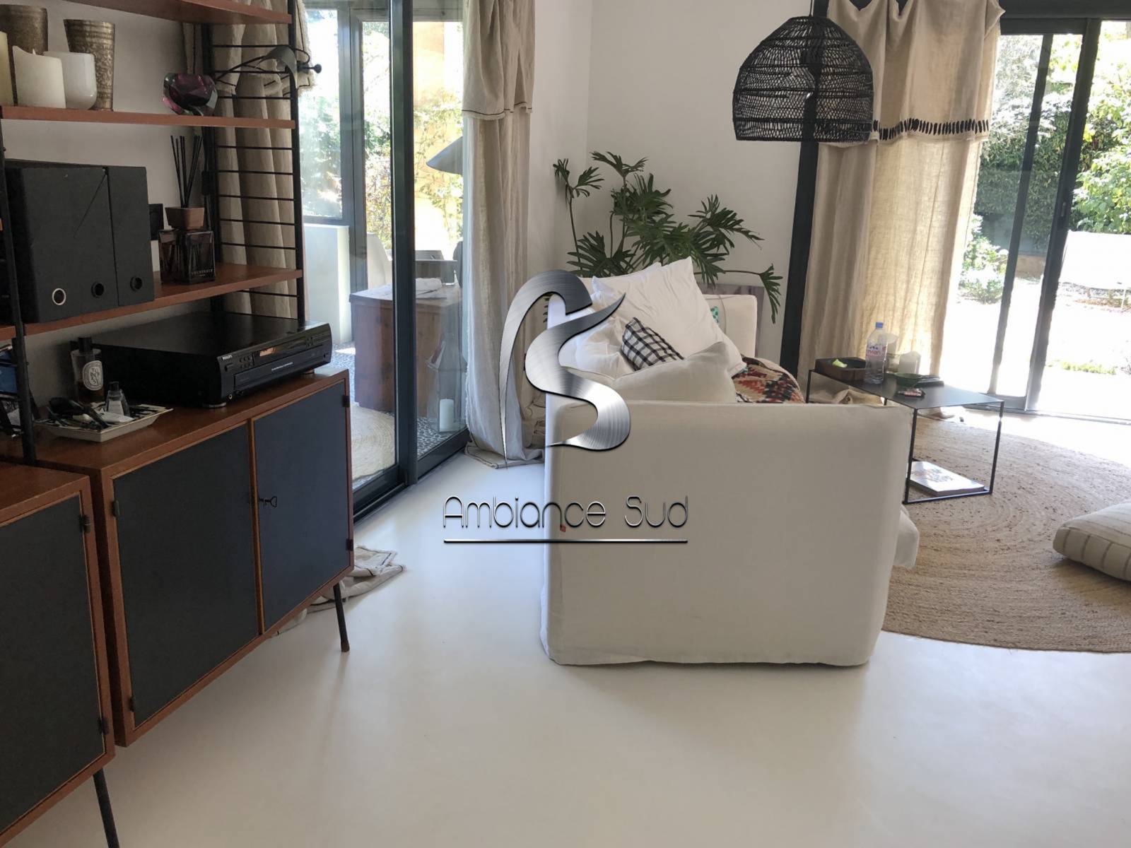 Artisan pour pose de béton ciré pour cuisine et salon Var 83