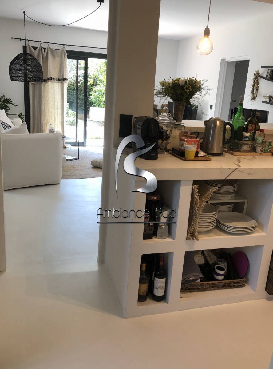 Devis gratuit pour béton ciré sur carrelage de cuisine à Bandol Var 83