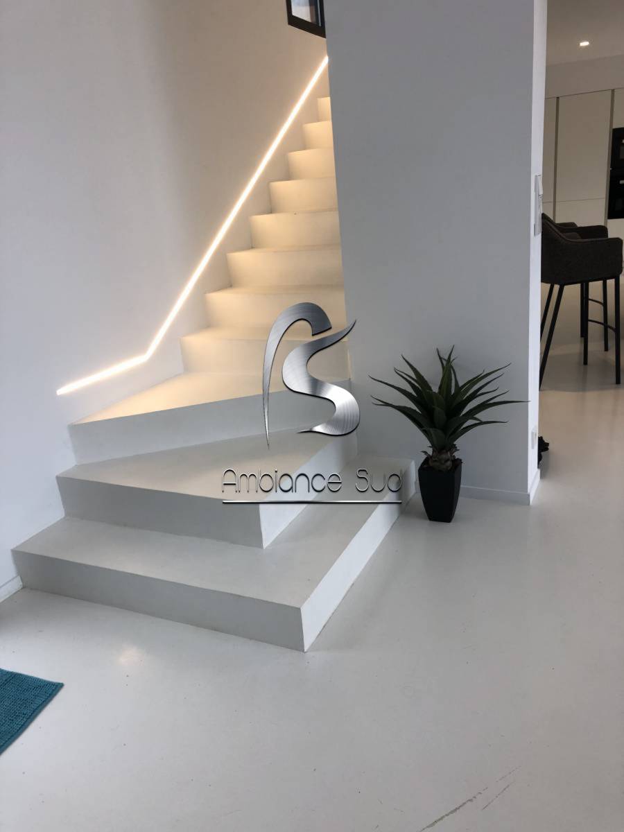 Escalier en béton ciré taloché blanc pour une maison neuve du Lavandou Var 83