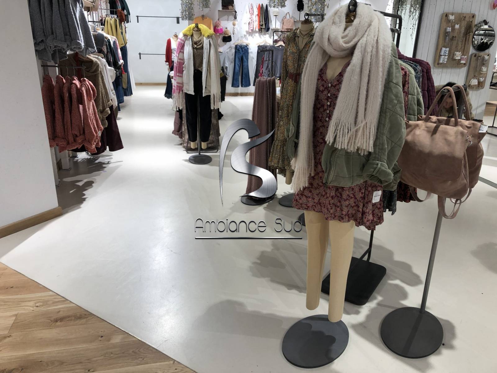 SOL EN BETON CIRE COULE DECORATIF A HYERES 83