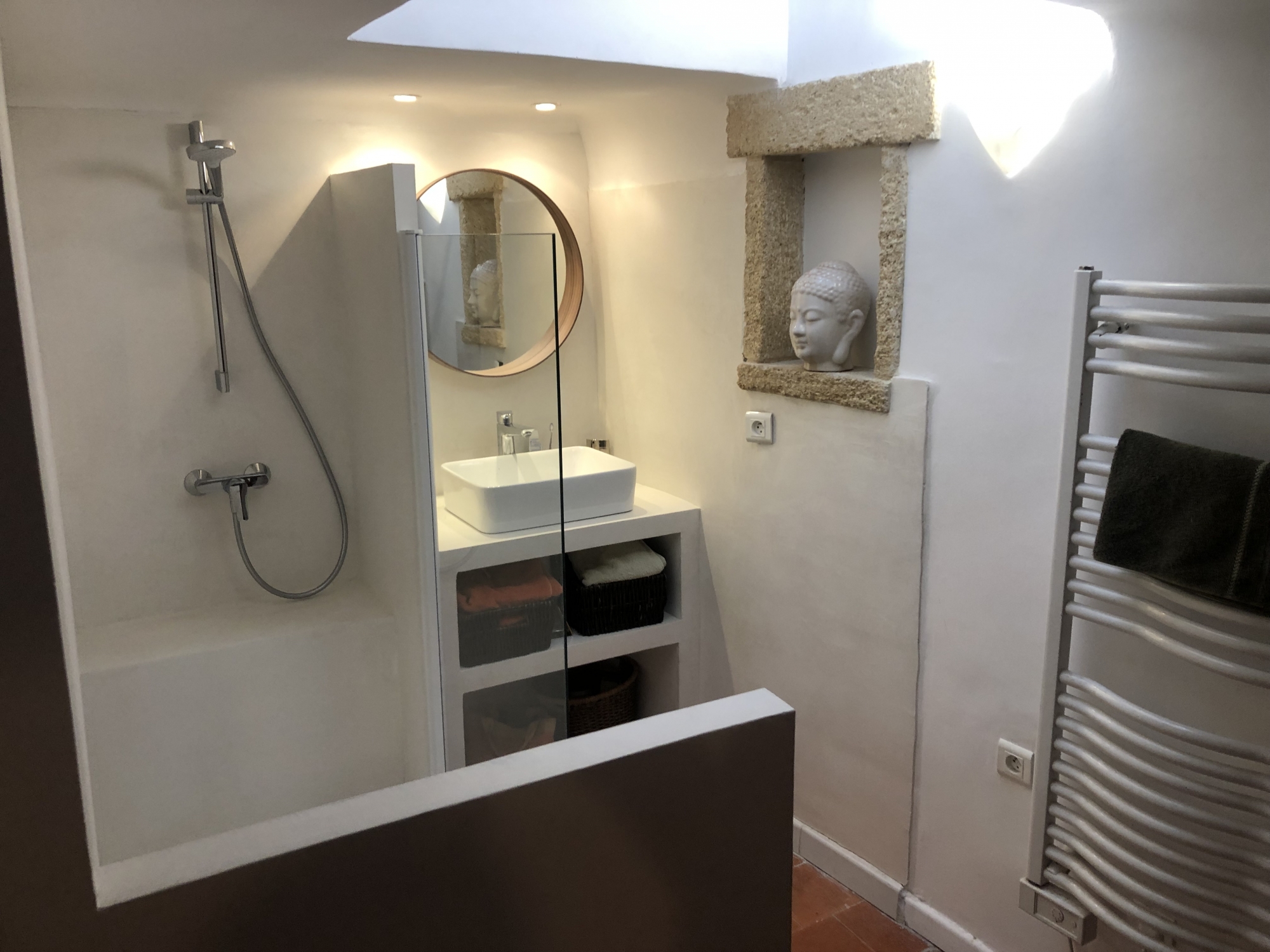 SALLE DE BAIN EN BETON CIRE TALOCHE A SIX FOUR LES PLAGES 83