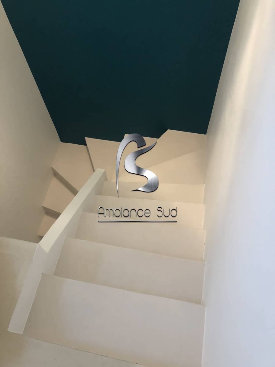 Béton ciré taloché AD Lucem sur escalier carrelé pour une maison de Toulon Var 83