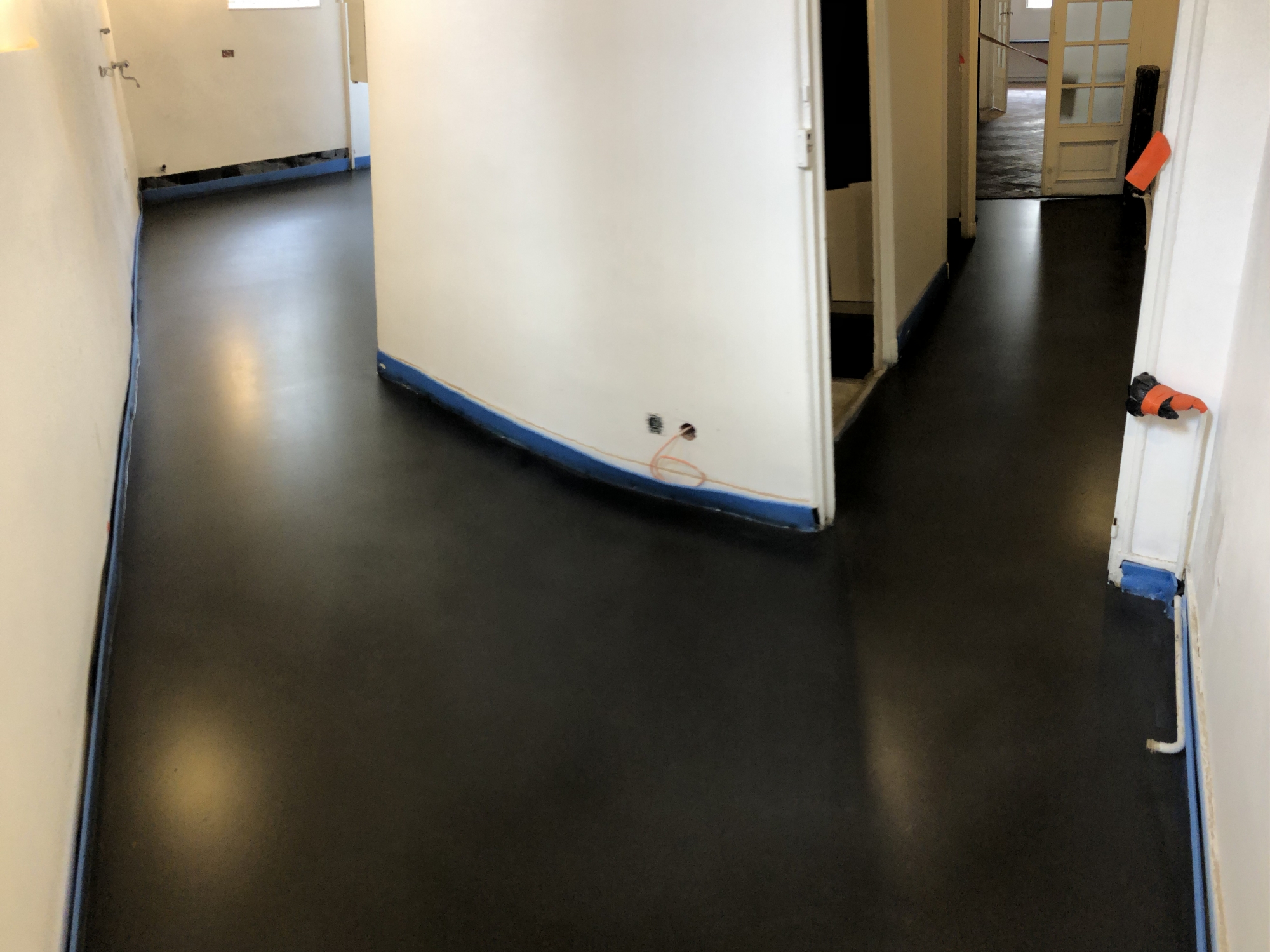 SOL EN BETON CIRE COULE DECORATIF POLI