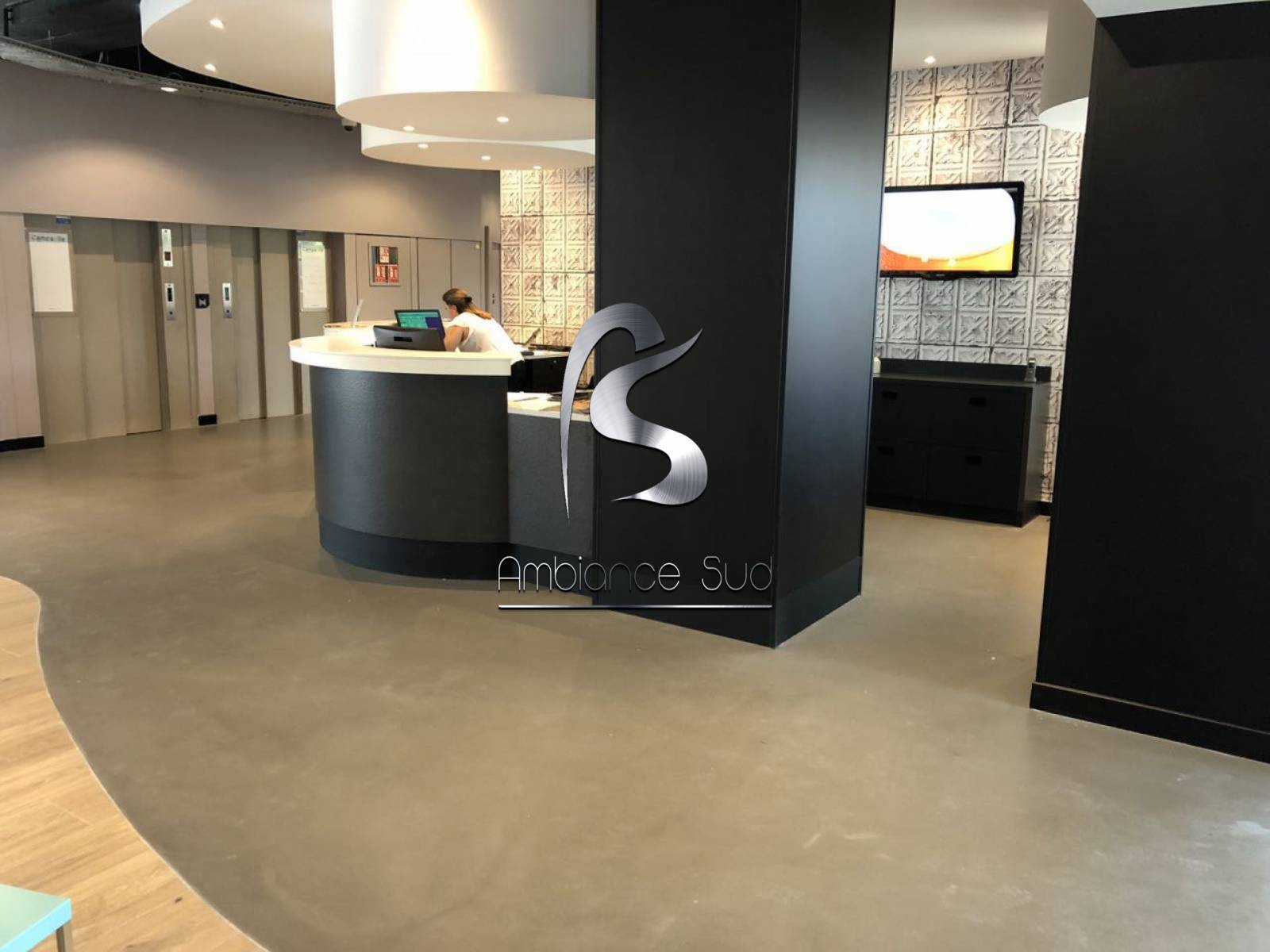 SOL DECORATIF BETON CIRE COULE POUR RESTAURANT A NICE