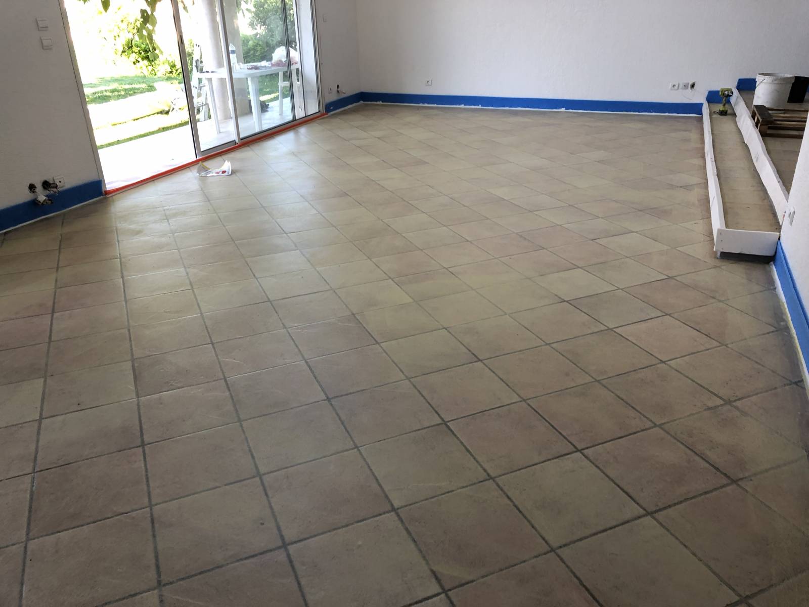 Revêtement sol tendance en béton ciré sur carrelage Sainte Maxime Var 83