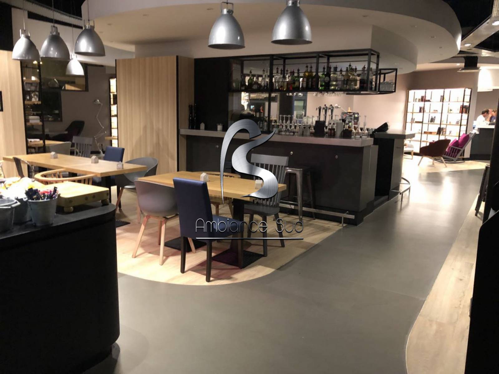SOL DECORATIF BETON CIRE COULE POUR RESTAURANT A NICE