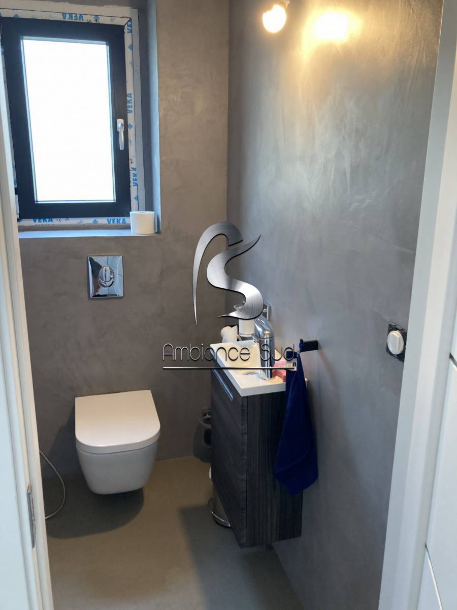 Application béton ciré taloché sur murs à Roquebrune sur Argens Var 83