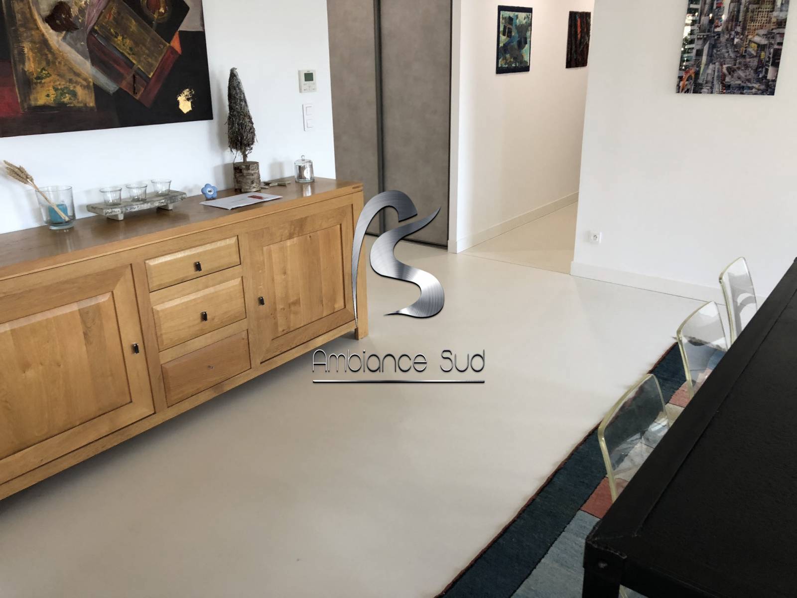 AMBIANCE SUD BETON CIRE COULE MAUSSANNE A COTE DE SALON