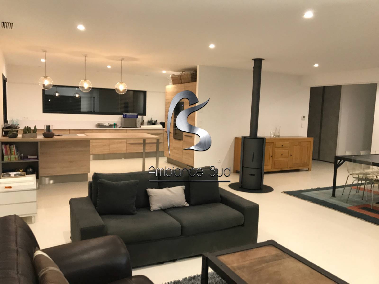 AMBIANCE SUD BETON CIRE COULE MAUSSANNE A COTE DE SALON