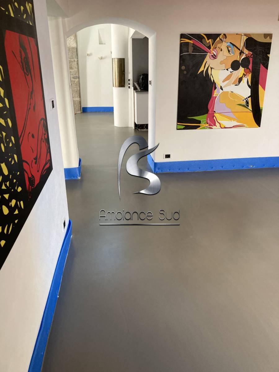 Béton ciré en rénovation de sol à Saint-Maximin-la-Sainte-Baume Var 83