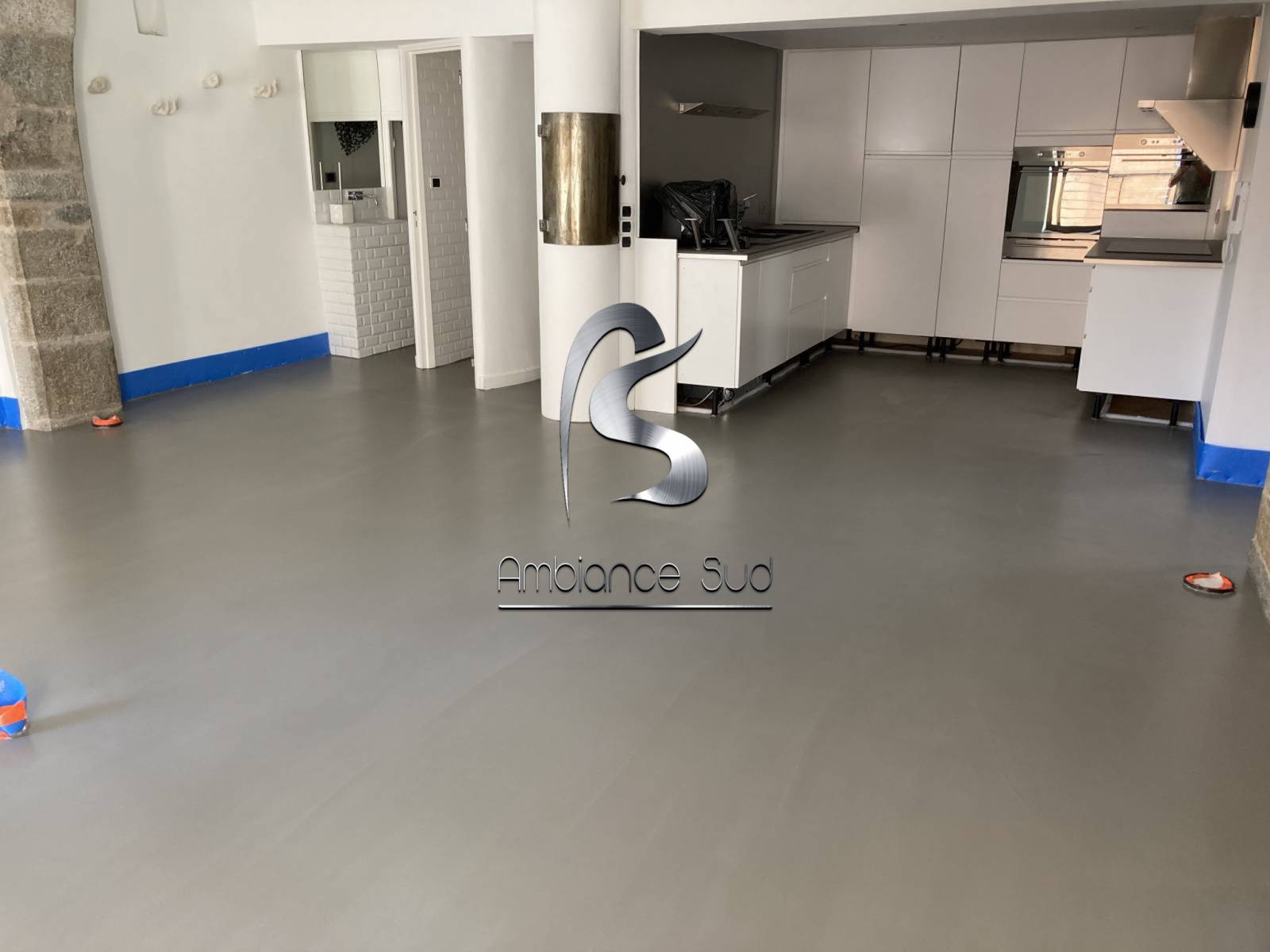 Sol rénové en béton ciré avec une chape mince fibrée teintée grise à Brignoles Var 83