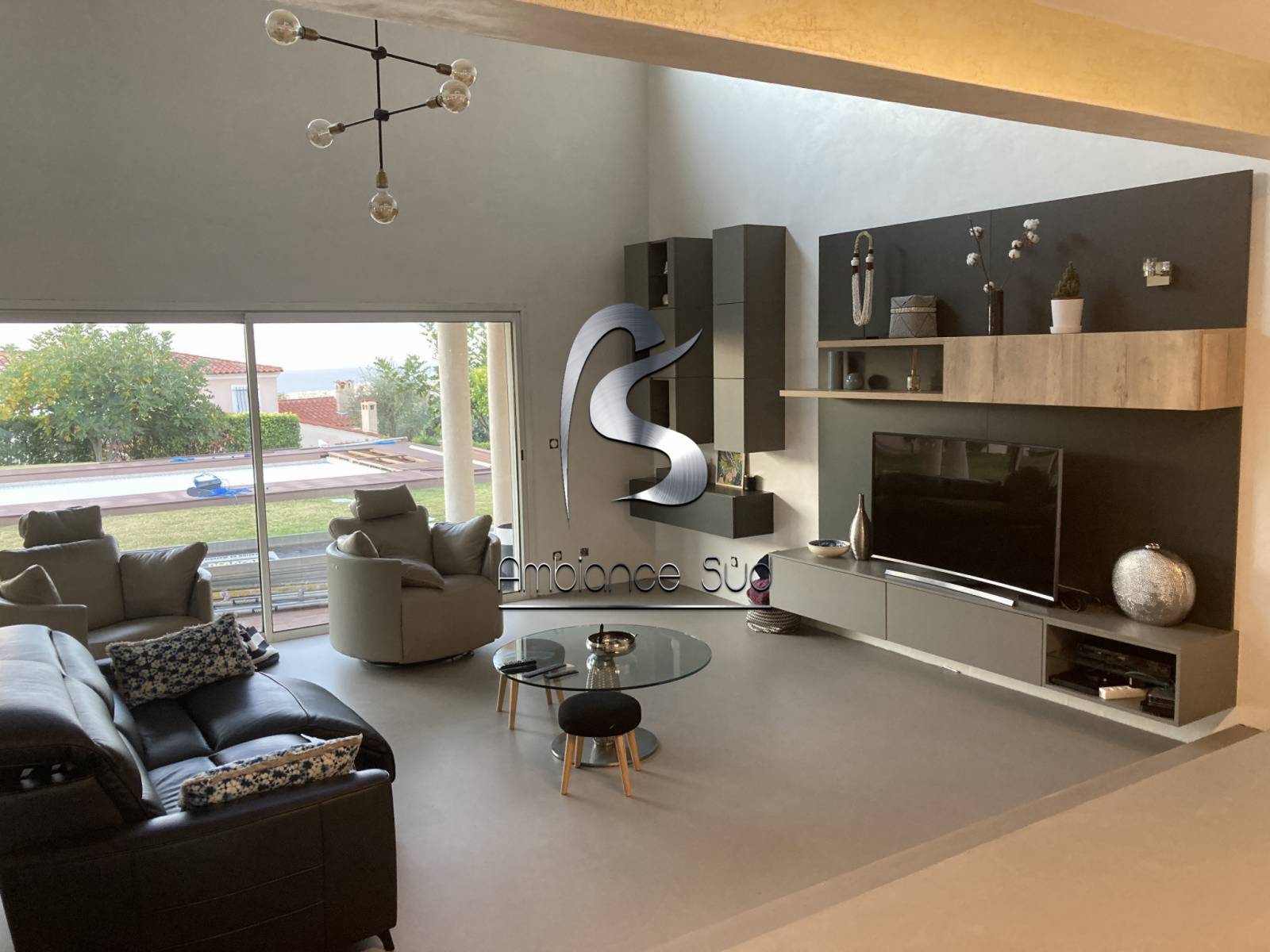 Intérieur tendance avec sol et mur en béton ciré Fréjus Var 83