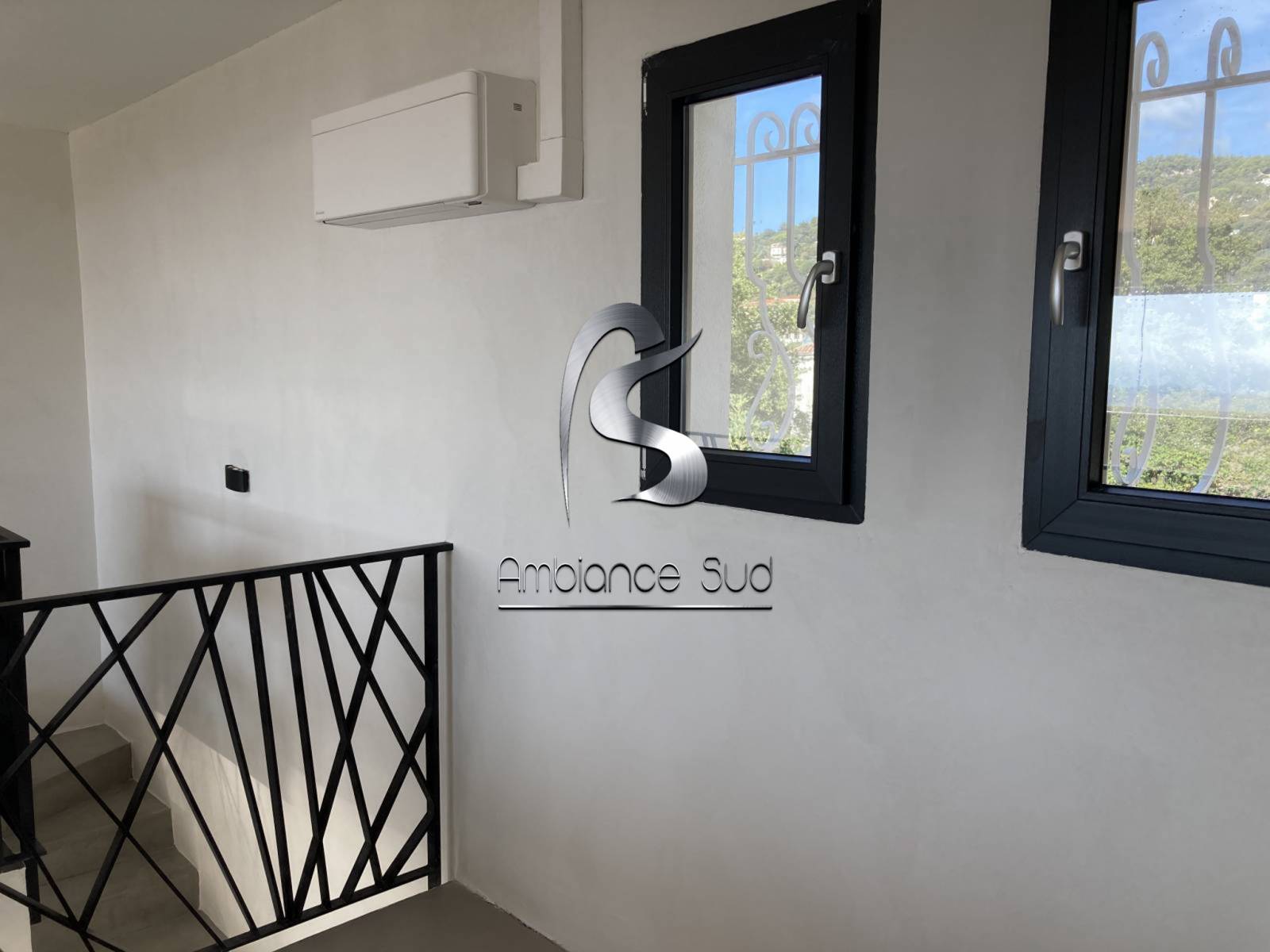 Mur intérieur en béton ciré taloché blanc Roquebrune sur Argens Var 83 