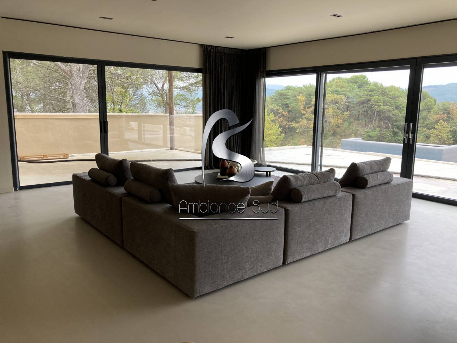 Béton ciré industriel pour sol décoratif salon à Saint Tropez dans le Var